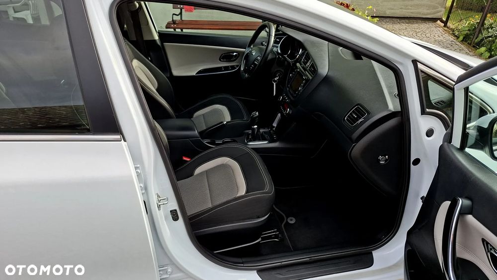 Kia Ceed 1.6 CRDi 128 ISG Spirit - 29