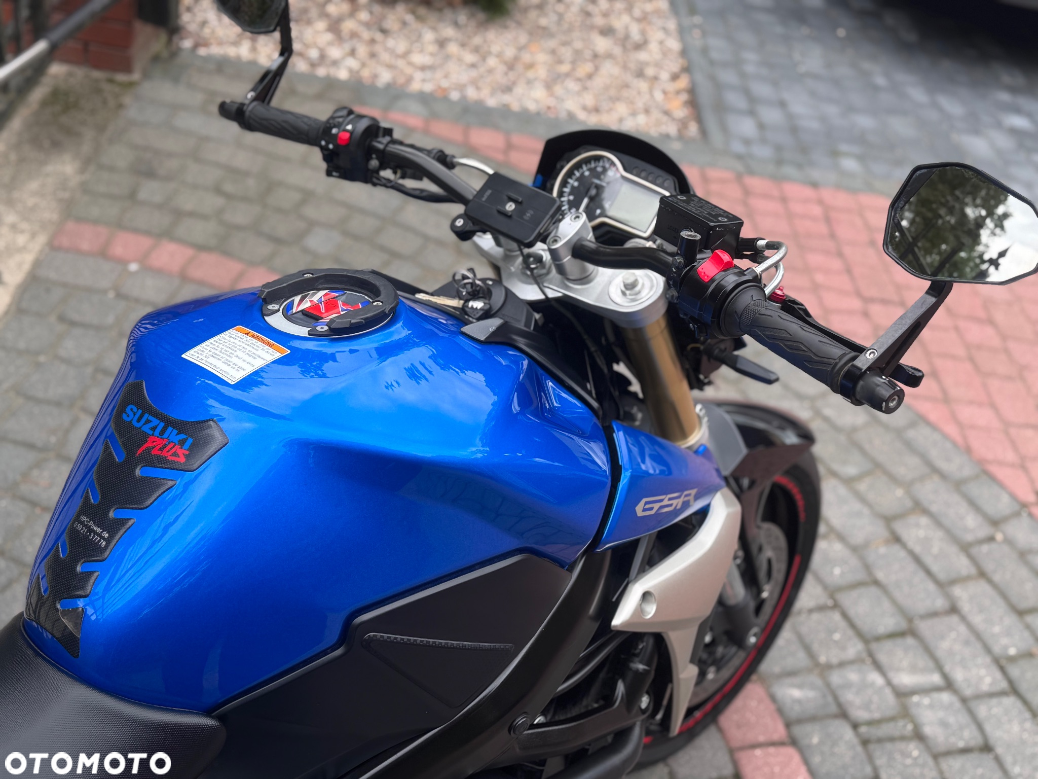 Suzuki GSR - 14