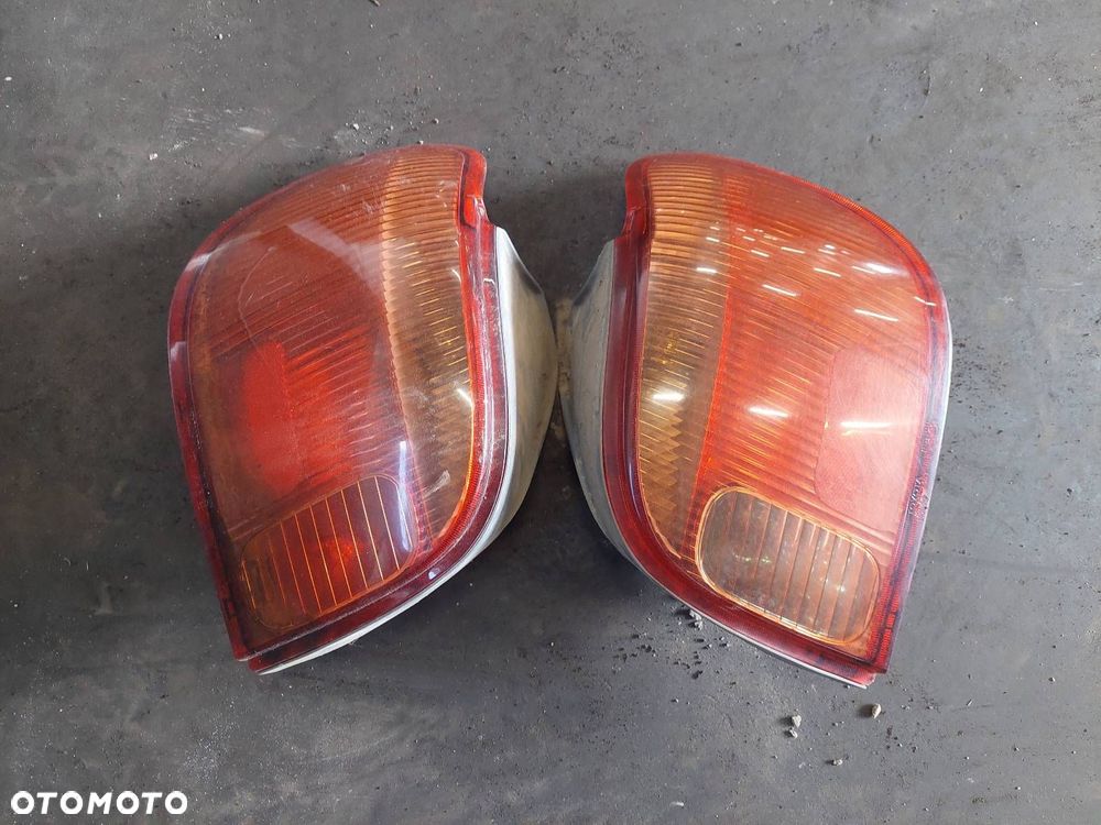 KOMPLETNY TYŁ KLAPA BAGAŻNIKA ZDERZAK TYŁ LAMPY TOYOTA YARIS I LIFT 1E7 - 2