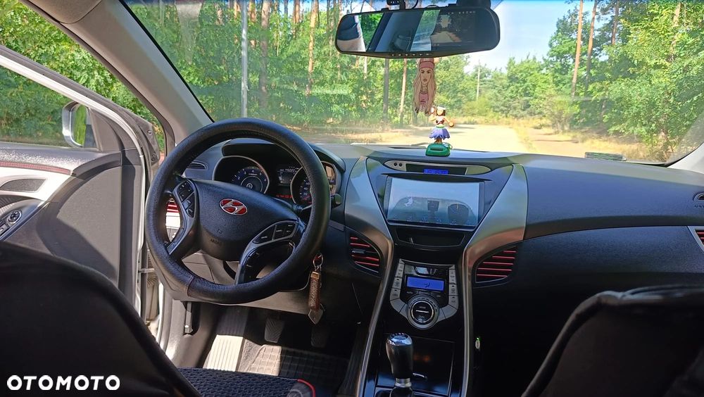 Hyundai Elantra 1.6 Comfort - 9