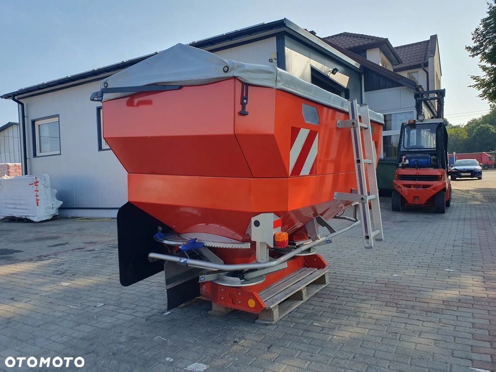 Kuhn Rozsiewacz AXIS 30.1 K 3.000 L - 8