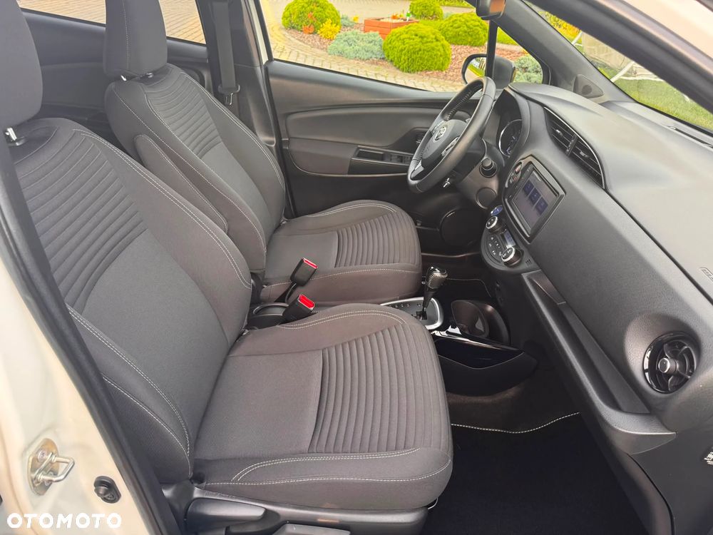 Toyota Yaris Hybrid 100 Selection - 29