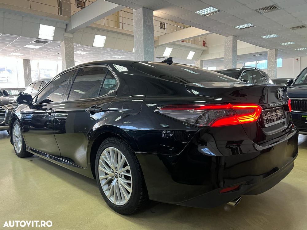 Toyota Camry Luxury - 10