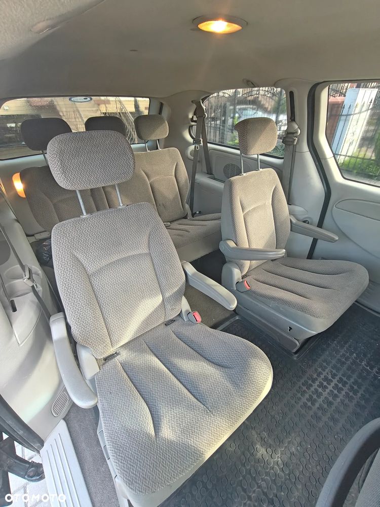 Chrysler Town & Country - 7