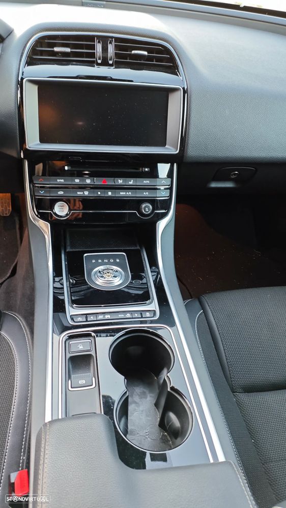 Jaguar XE 2.0 D R-Sport Aut. - 8