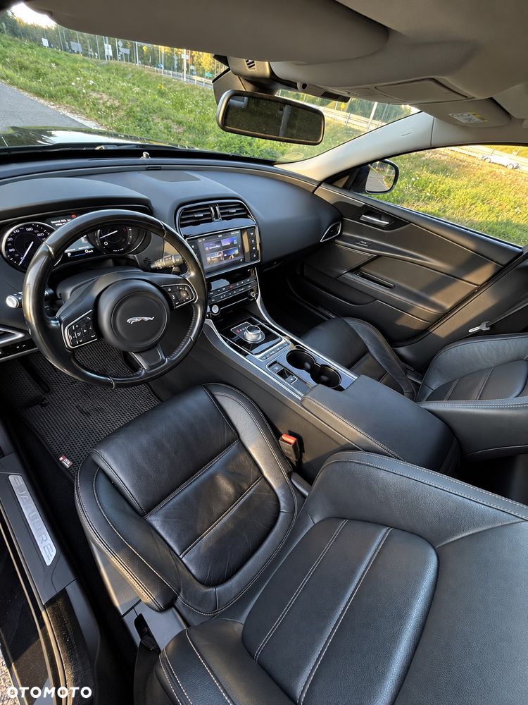 Jaguar XE 2.0 D Prestige - 9