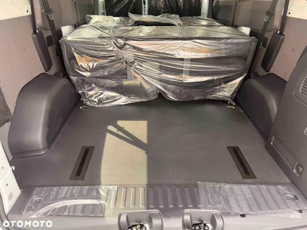 Volkswagen Transporter Kombi L2H1 M1 - 11