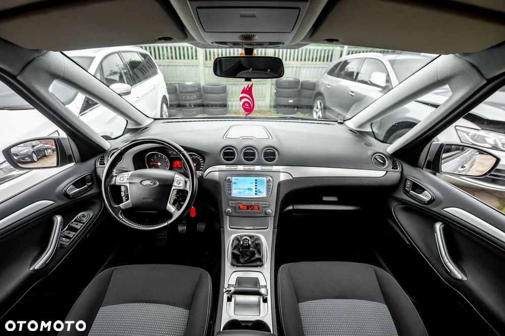 Ford Galaxy 2.0 FF Ghia - 25