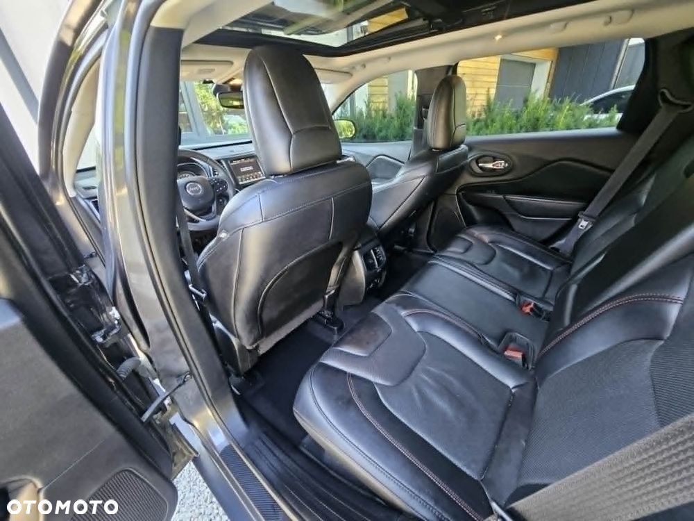 Jeep Cherokee - 16