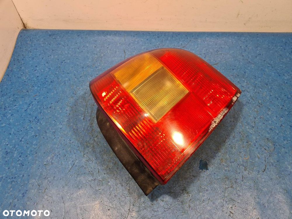 TOYOTA COROLLA E12 HB LAMPA TYŁ PRAWA ZEWNĘTRZNA - 1