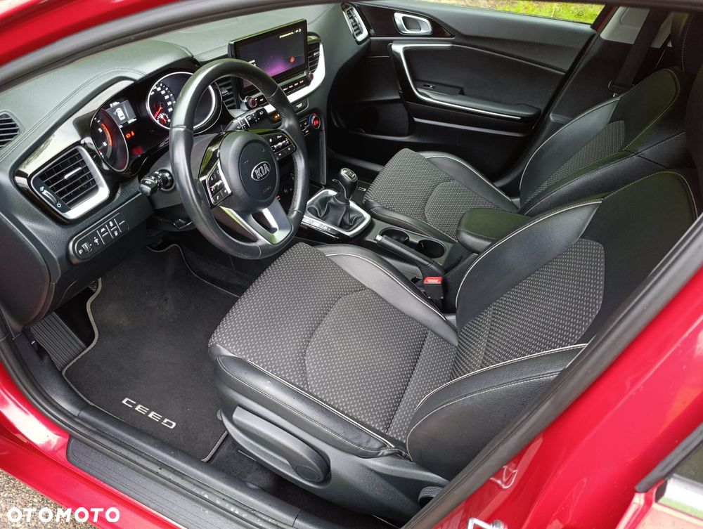 Kia Ceed 1.6 CRDi (48V Mild-Hybrid) Platinum - 16