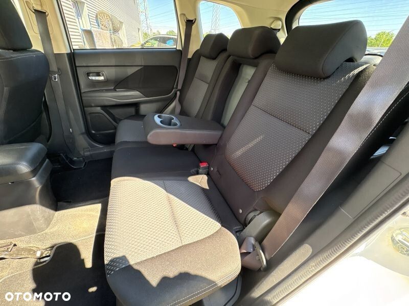 Mitsubishi Outlander 2.0 Instyle + 4WD CVT - 13