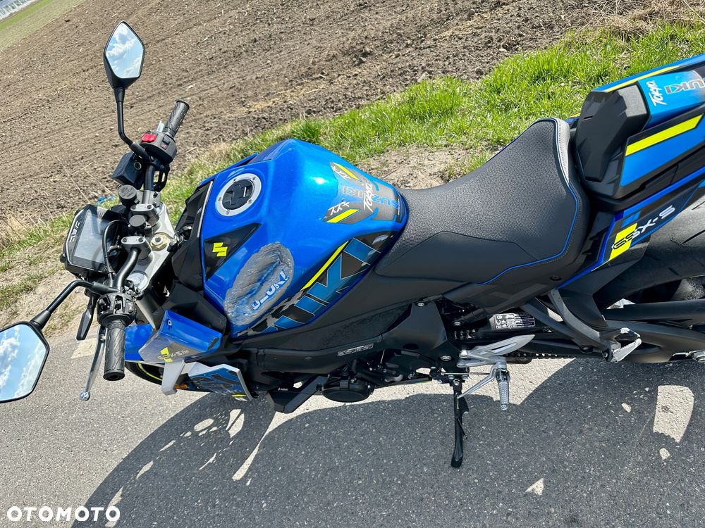 Suzuki GSX - 6