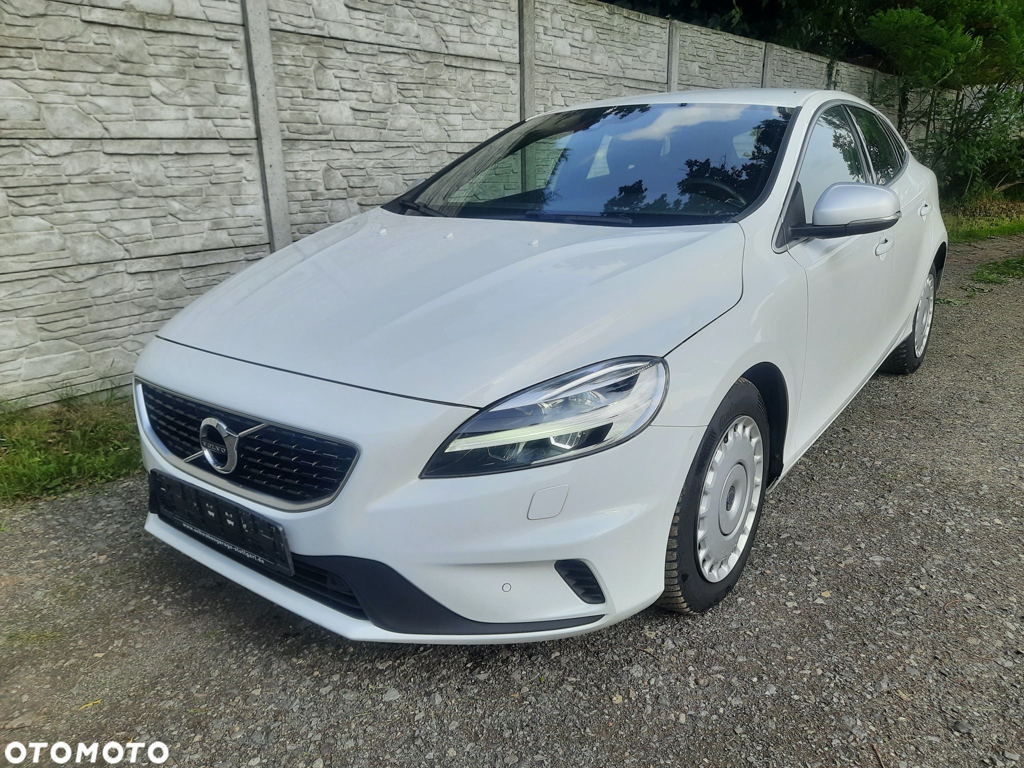 Volvo V40 T3 Drive-E R-Design Momentum - 1