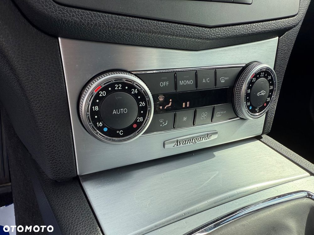 Mercedes-Benz Klasa C 180 CGI BlueEff Avantgarde - 29