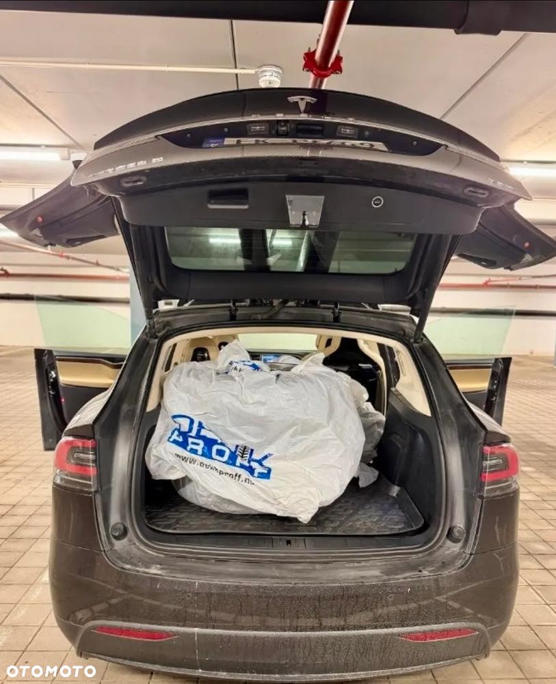 Tesla Model X - 24