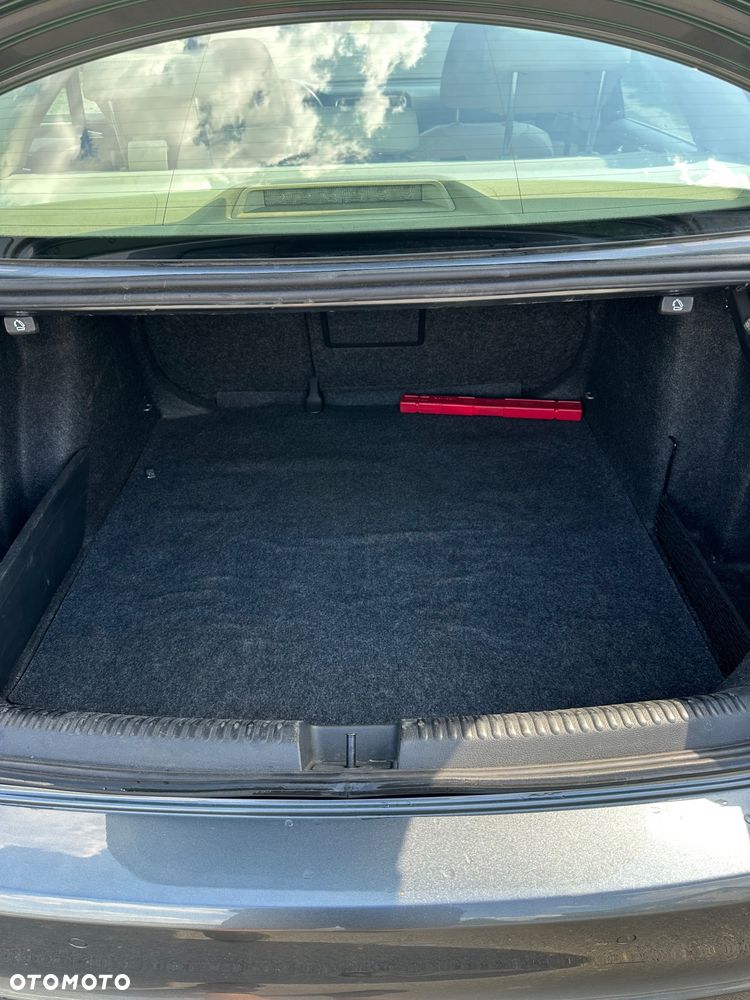 Volkswagen Jetta 2.0 TDI Highline - 10