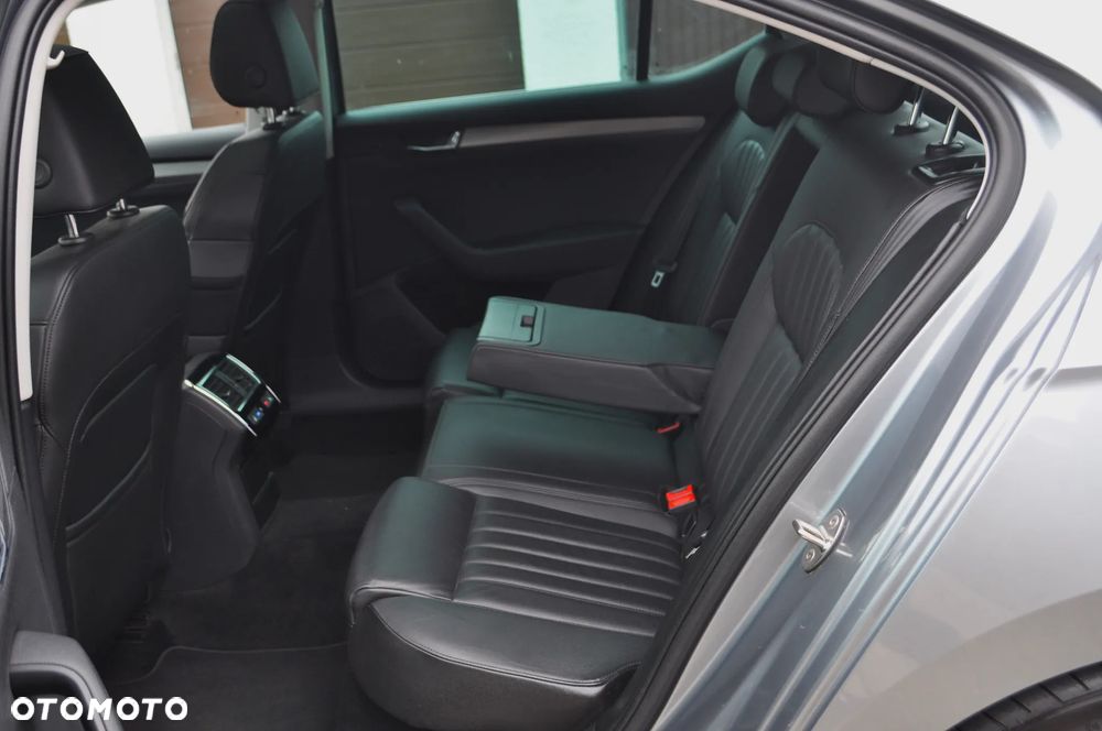 Skoda Superb 2.0 TDI DSG Premium Edition - 33