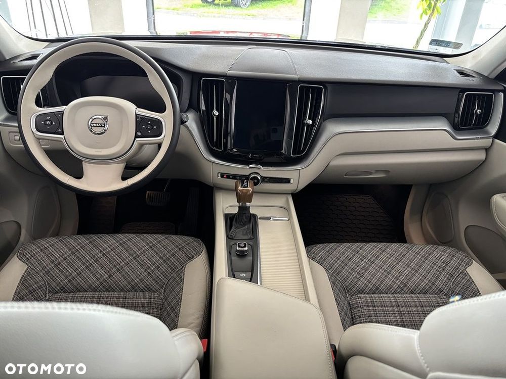 Volvo XC 60 T5 AWD Momentum Pro - 7