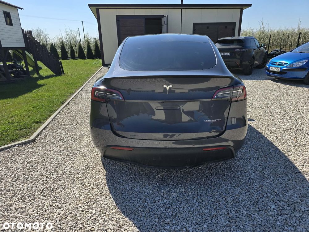 Tesla Model Y Long Range AWD - 4