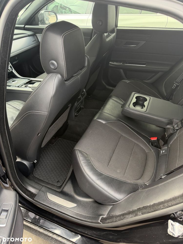 Jaguar XF 2.0 i4D AWD R-Sport - 30