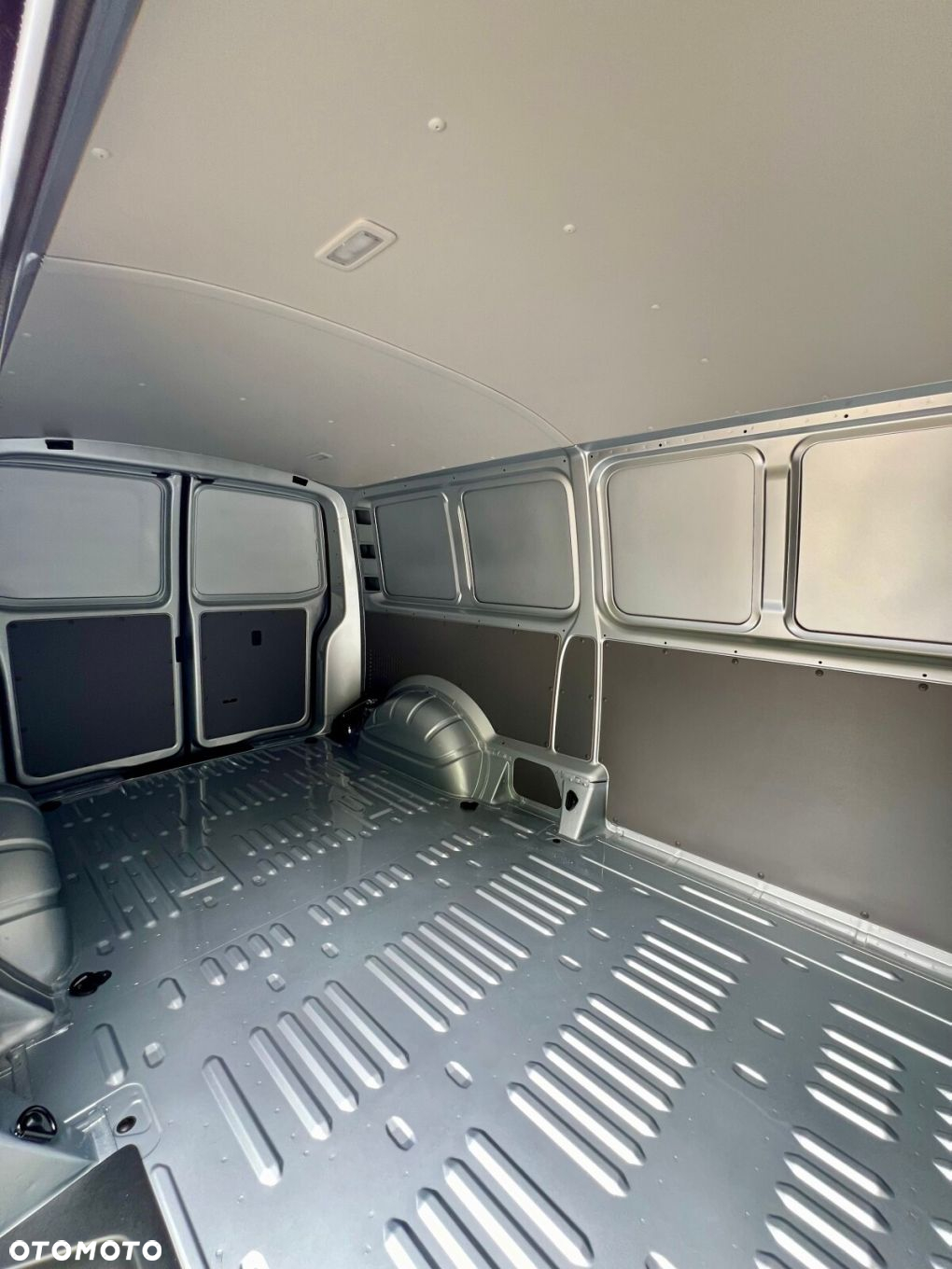 Volkswagen Transporter Transporter 6.1 Furgon silnik: 2,0 l TDI SCR 110 kW / skrzynia biegów: 6-biegowa manualna rozstaw osi: 3400 mm - 9