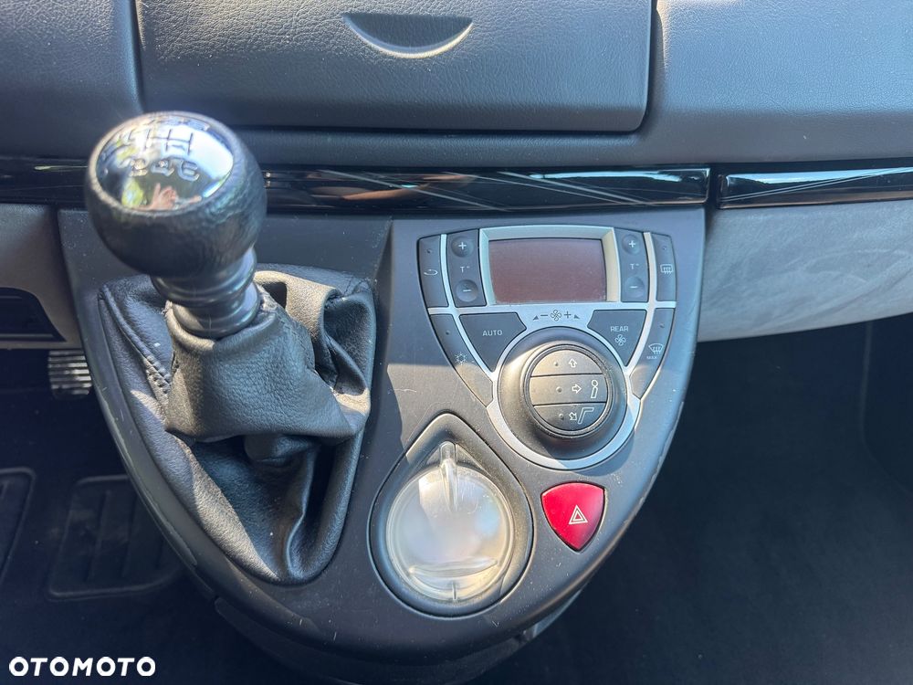 Peugeot 807 HDi 135 Style - 17