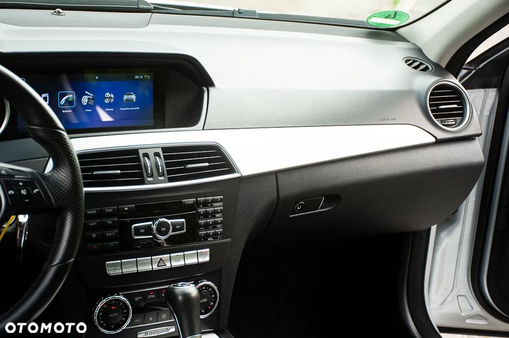 Mercedes-Benz Klasa C 250 CGI BlueEff Avantgarde - 34