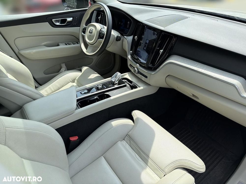 Volvo XC 60 B5 AT AWD MHEV Plus Dark - 12