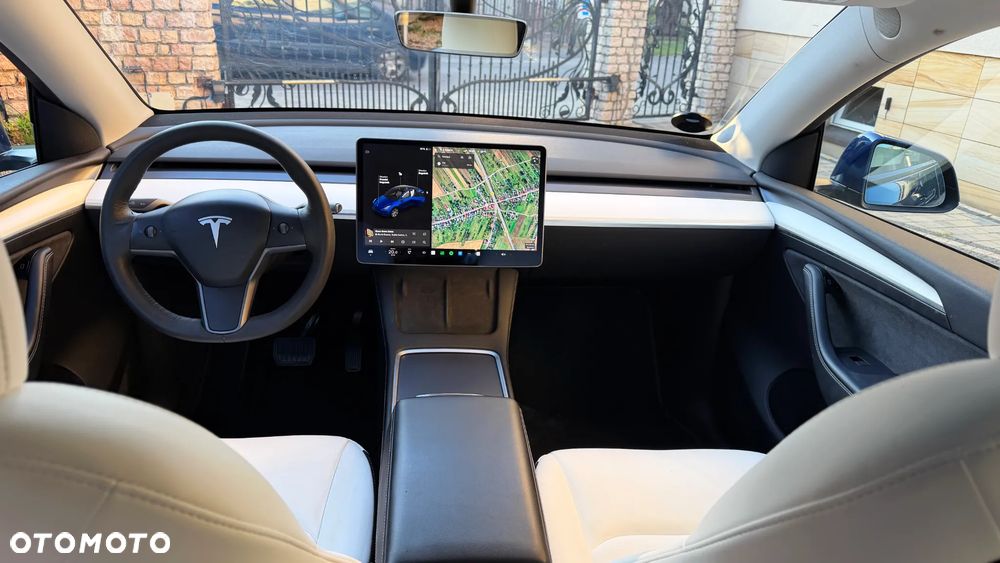 Tesla Model Y Long Range AWD - 23