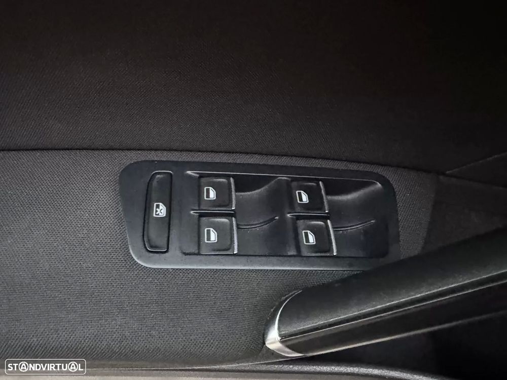 VW Golf Variant 1.6 TDi Highline DSG - 39