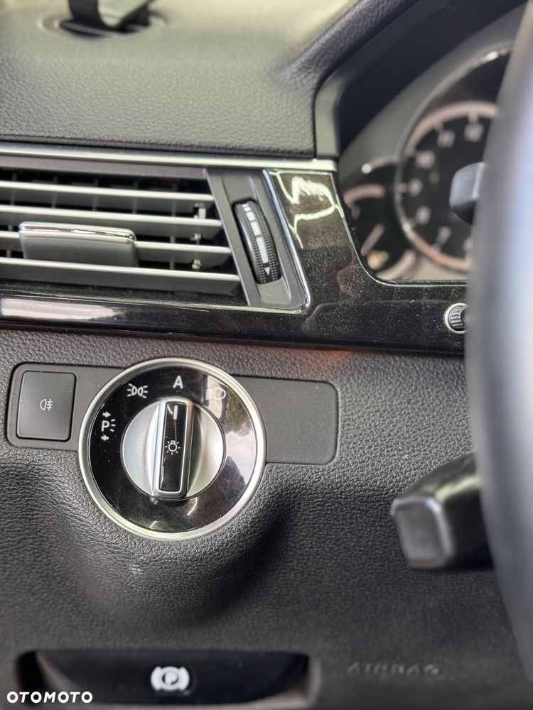 Mercedes-Benz Klasa E 220 BlueTEC 4Matic 7G-TRONIC Avantgarde - 26