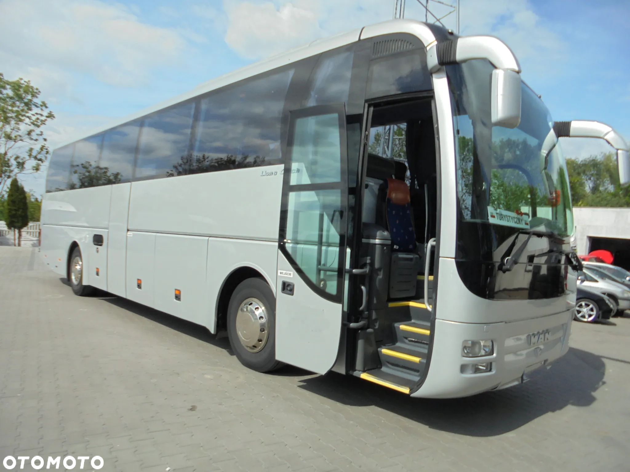 MAN R07 Lions Coach - 1