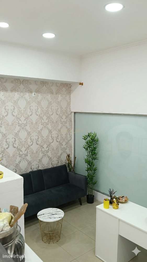 Espaço Comercial em Almada com Excelente Visibilidade - Grande imagem: 2/10