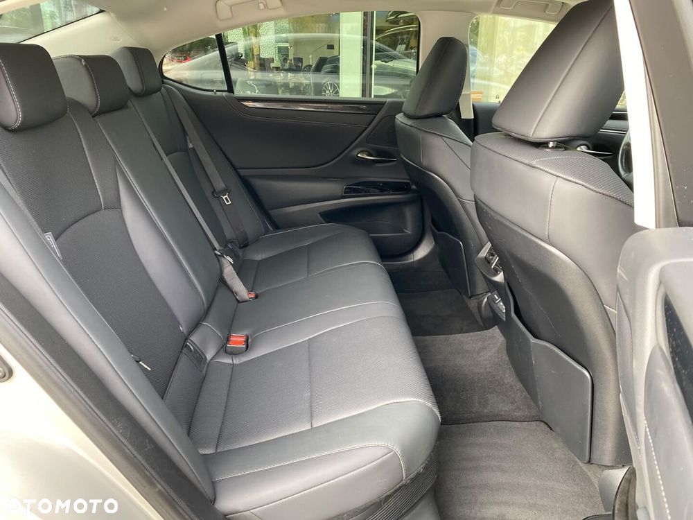 Lexus ES 300h F Sport Design - 24