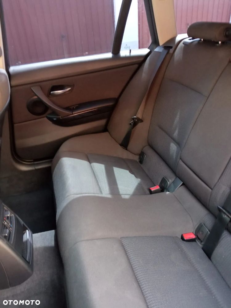 BMW Seria 3 318d DPF Touring - 17