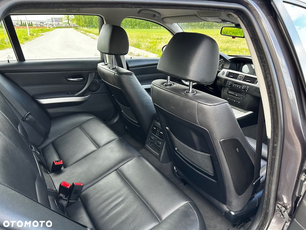 BMW Seria 3 330xi Touring - 14