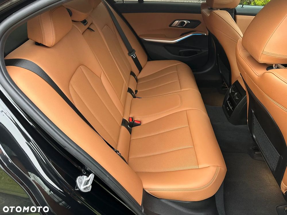 BMW Seria 3 330e xDrive M Sport - 19