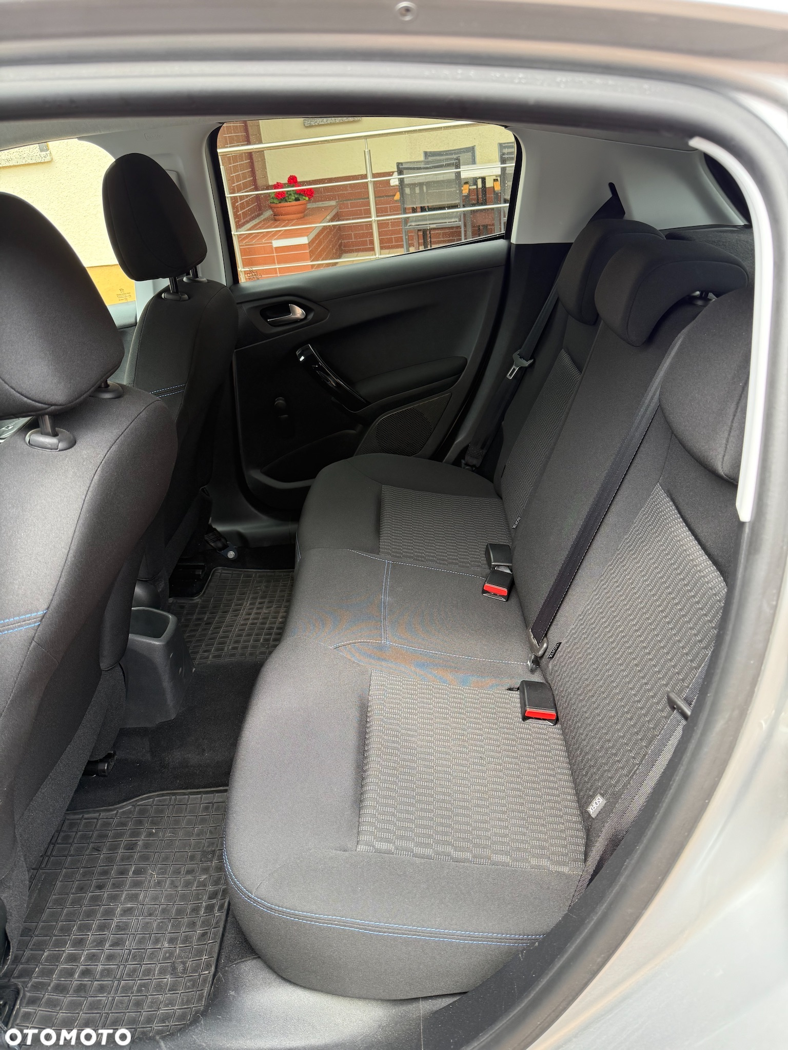 Peugeot 208 - 8