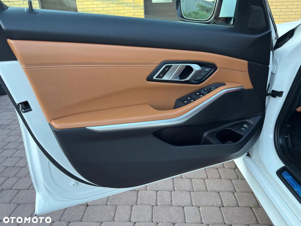 BMW Seria 3 330i xDrive Sport Line - 14