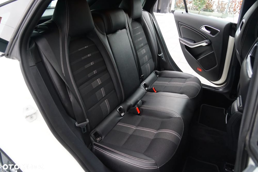 Mercedes-Benz CLA 180 7G-DCT UrbanStyle Edition - 25