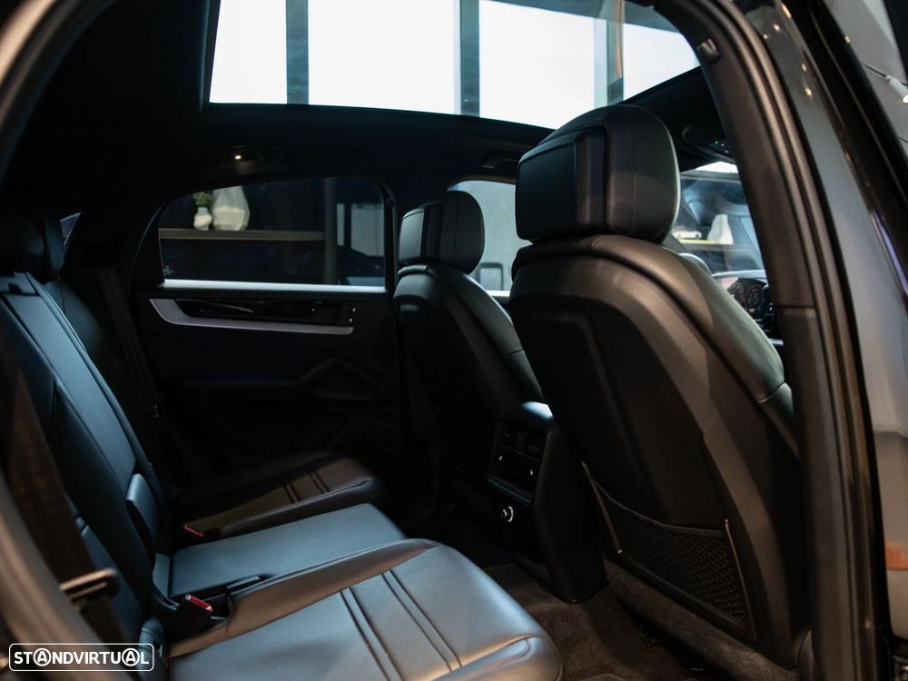 Porsche Cayenne Coupé E-Hybrid - 35