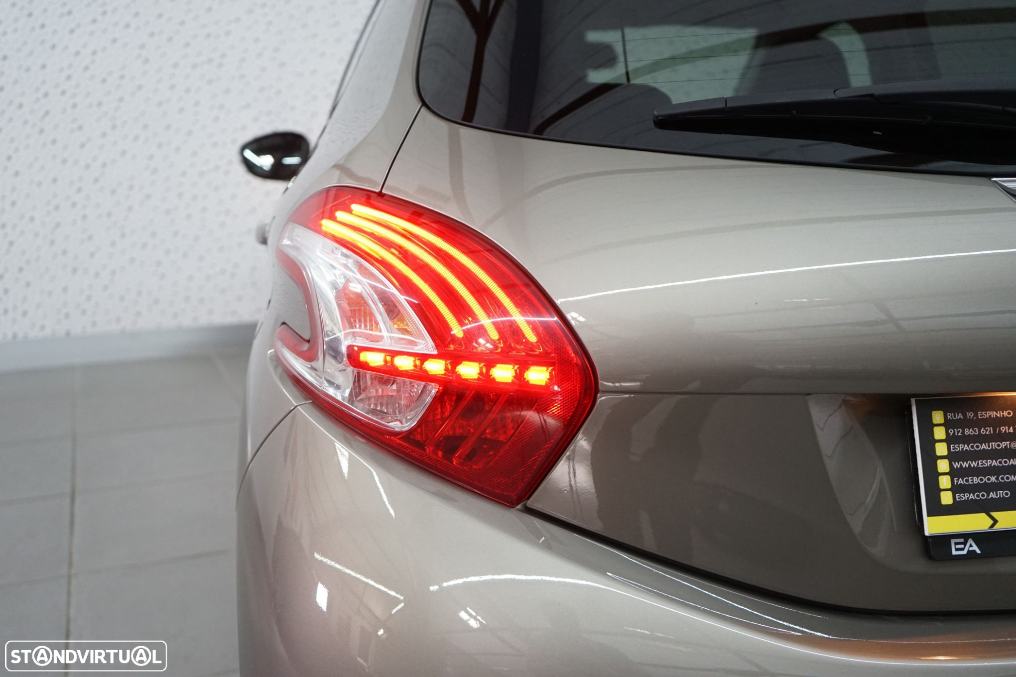 Peugeot 208 - 8