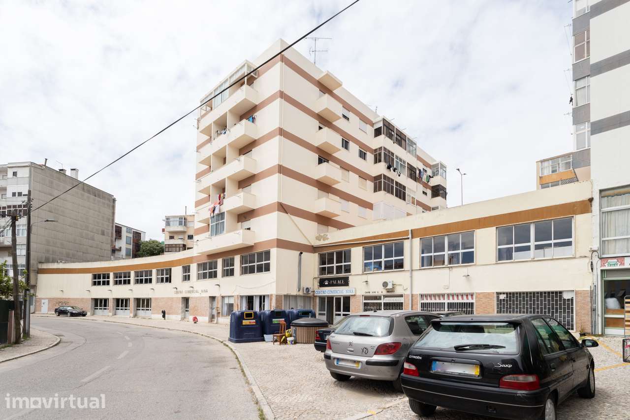 Loja no Seixal com cerca de 2 000m2 - Grande imagem: 2/11