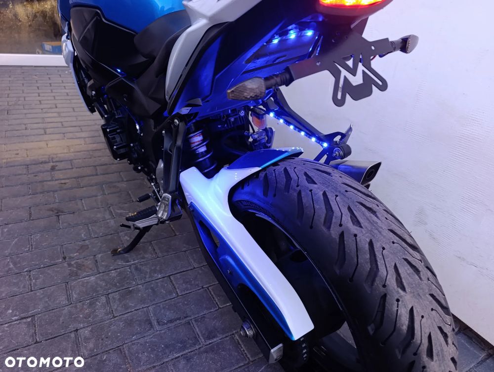 Suzuki GSR - 37