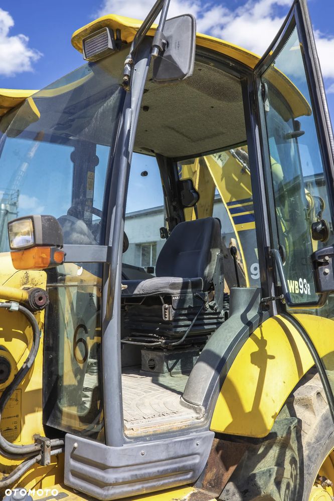 Komatsu WB93R-5 - 11