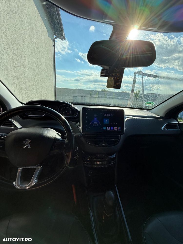 Peugeot 2008 1.2 PureTech Turbo Allure - 3