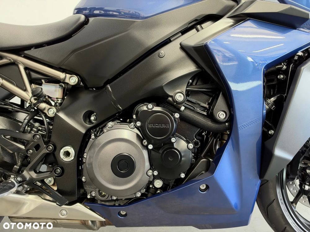Suzuki GSX - 17
