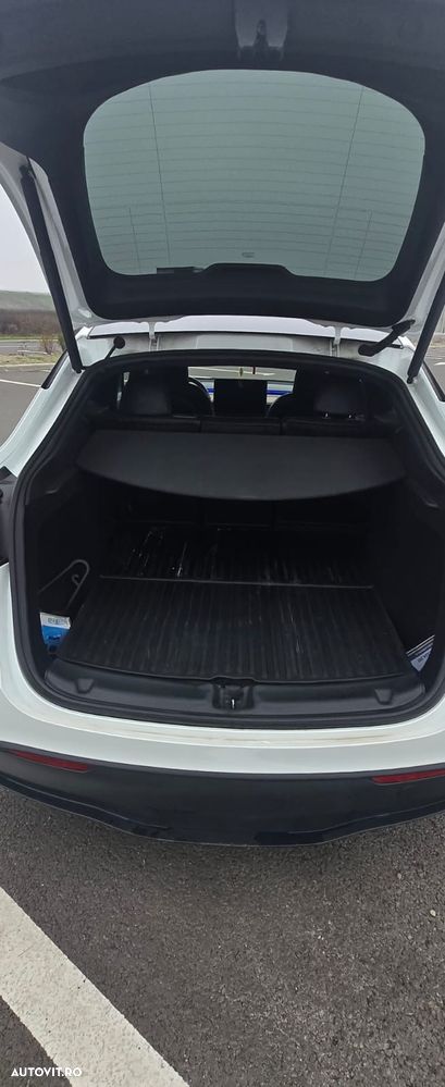 Tesla Model Y - 8
