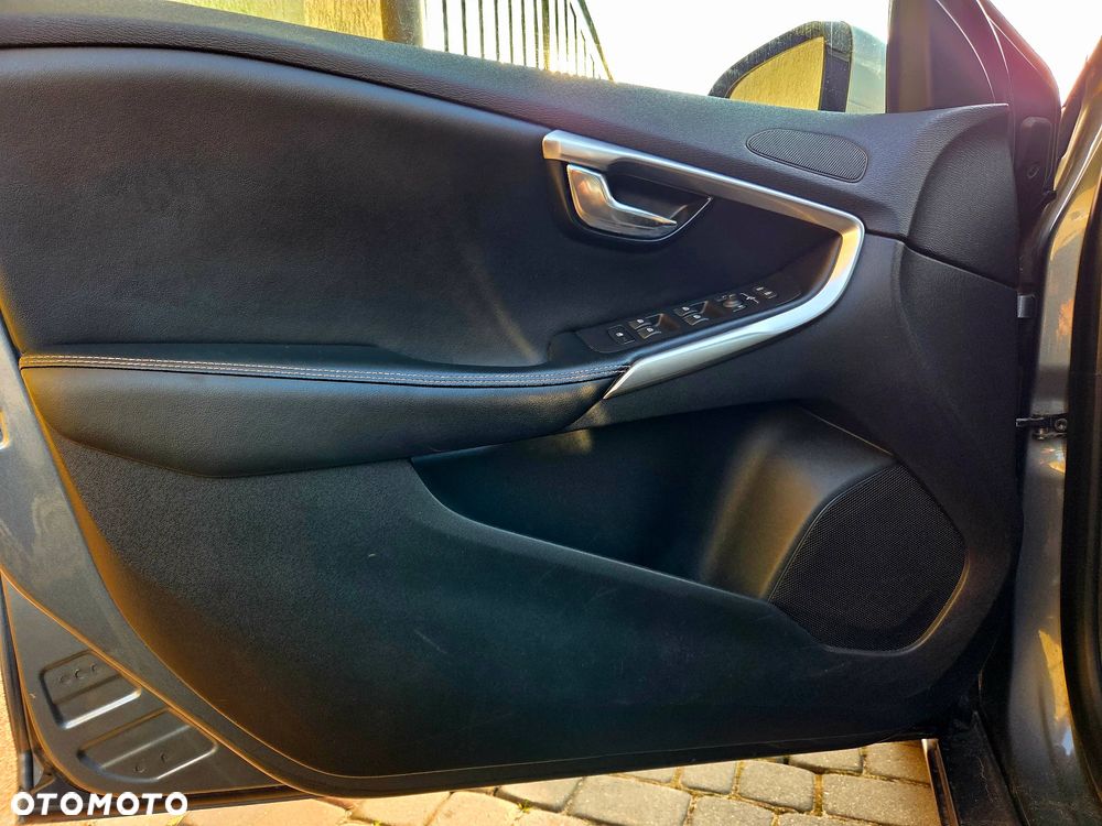 Volvo V40 D2 R Design - 15